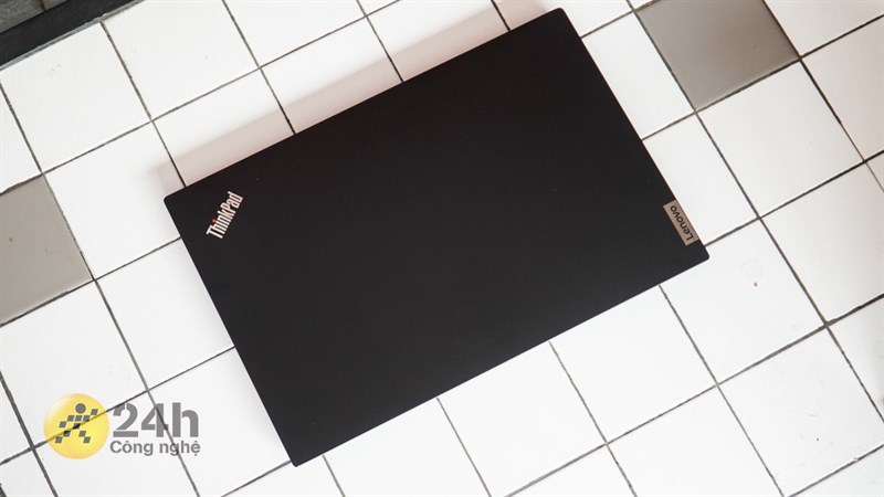 Lenovo ThinkPad E15 Gen 4 tổng thể vuông vức, mạnh mẽ và thể hiện được 'khí chất' cao cấp của dòng laptop doanh nhân. Lenovo ThinkPad E15 Gen 4 tổng thể vuông vức, mạnh mẽ và thể hiện được 'khí chất' cao cấp của dòng laptop doanh nhân.