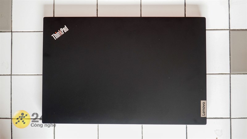 Mặt trước của Lenovo ThinkPad E15 Gen 4 có thiết kế phẳng, vuông vức cùng tone màu đen chủ đạo trông rất mạnh mẽ, nam tính. Mặt trước của Lenovo ThinkPad E15 Gen 4 có thiết kế phẳng, vuông vức cùng tone màu đen chủ đạo trông rất mạnh mẽ, nam tính.