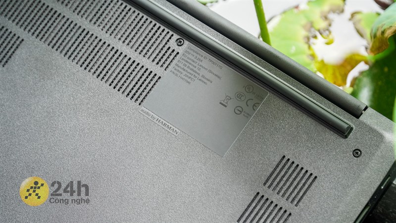 Mặt đáy của Lenovo ThinkPad E15 Gen 4 được trang bị các chân cao su kích thước lớn, giúp tăng độ bám lên các bề mặt đặt thiết bị. Mặt đáy của Lenovo ThinkPad E15 Gen 4 được trang bị các chân cao su kích thước lớn, giúp tăng độ bám lên các bề mặt đặt thiết bị.