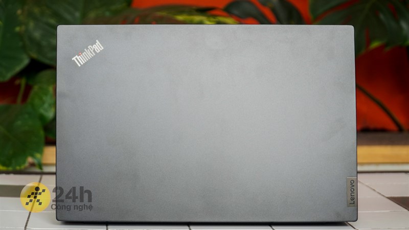 Phần bản lề của Lenovo ThinkPad E15 Gen 4 được khéo léo ẩn mình. Phần bản lề của Lenovo ThinkPad E15 Gen 4 được khéo léo ẩn mình.