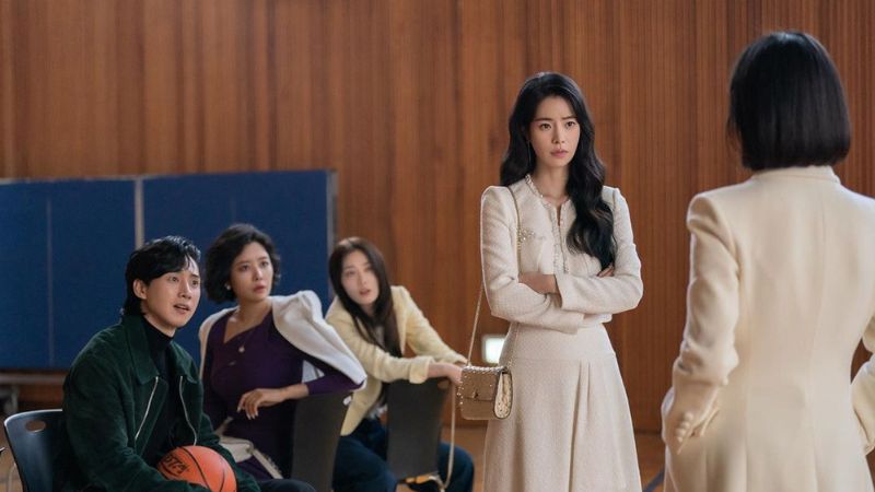 Phối những set váy lưng cao theo nhân vật Park Yeon Jin trong phim “Vinh quang trong thù hận”