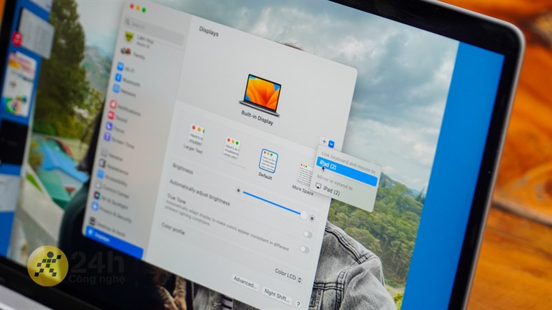 Để sử dụng Sidecar, các bạn truy cập vài phần Cài đặt màn hình trên MacBook và bấm chọn chiếc iPad cần kết nối. Để sử dụng Sidecar, các bạn truy cập vài phần Cài đặt màn hình trên MacBook và bấm chọn chiếc iPad cần kết nối.