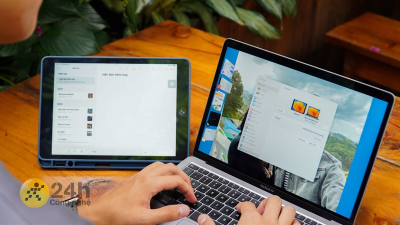 Giờ không gian làm việc của mình trên MacBook đã được mở rộng hơn nhờ vào iPad. Giờ không gian làm việc của mình trên MacBook đã được mở rộng hơn nhờ vào iPad.
