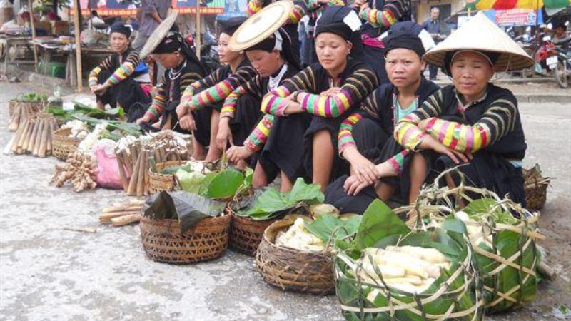 Bà con đồng bào bán hàng ở chợ