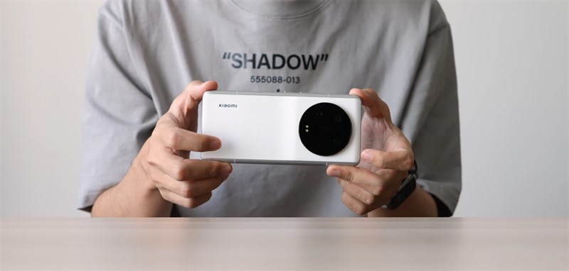 Chưa kể, khu vực mặt lưng camera này sẽ được làm lồi một chút để tạo được cảm giác như cầm máy ảnh Leica