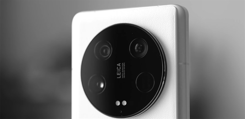 Nổi bật nhất trên thiết kế của Xiaomi 13 Ultra chính là cụm camera lớn ở mặt lưng
