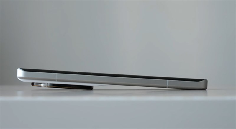 Cạnh trái của máy lại rất trống trải