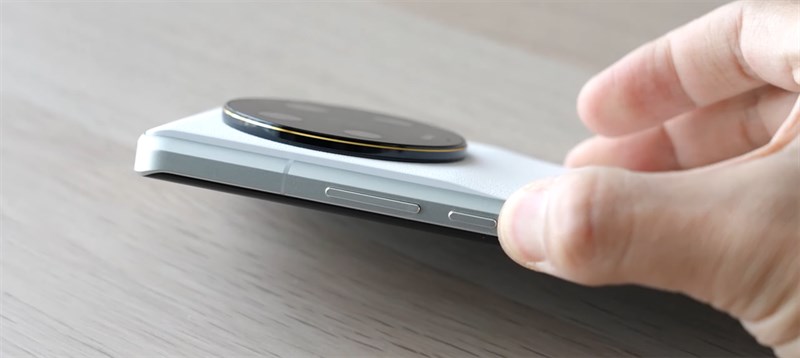 Cạnh phải Xiaomi 13 Ultra chứa nút nguồn và cụm phím tăng giảm âm lượng
