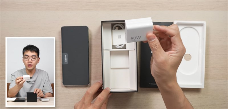 Bên trong hộp đựng Xiaomi 13 Ultra cũng được đi kèm đầy đủ món phụ kiện cần thiết