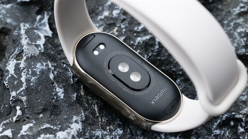 Phần cài dây đeo của Xiaomi Band 8 cũng được nhà sản xuất thiết kế lại giúp các thao tác tháo lắp diễn ra đơn giản, nhanh chóng hơn.