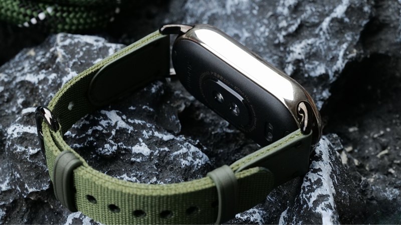 Xiaomi Band 8 có khung viền kim loại được hoàn thiện dạng bóng trông rất đẹp mắt và nổi bật.