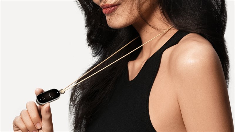 Xiaomi Band 8 có thể được đeo theo dạng dây chuyền như vậy trông rất thú vị. Nguồn: Xiaomi.