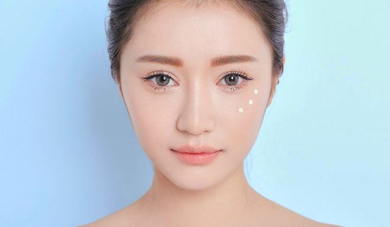 Học Beauty Blogger cách khắc phục nếp nhăn trên mặt khi đánh nền