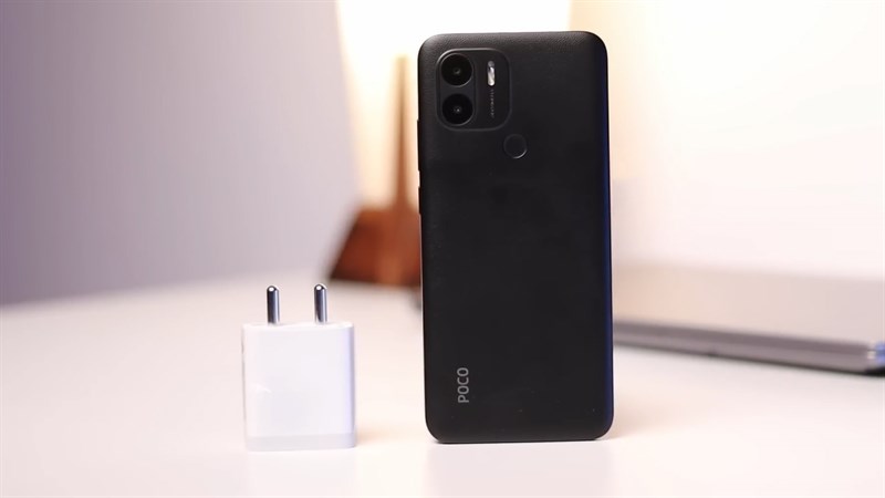 Phần mặt lưng của POCO C51 được làm từ nhựa với bề mặt được làm nhám giả da