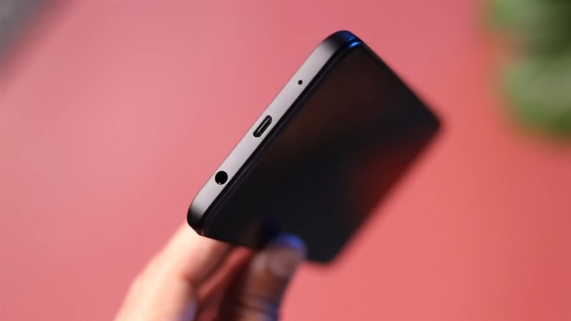 Cạnh dưới của POCO C51 và các cổng kết nối