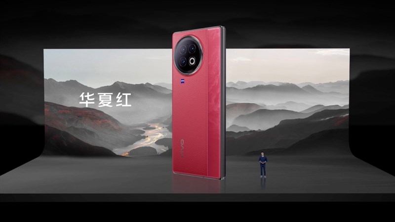 Phần bên trái là da, còn phần bên phải được làm từ kính trông rất bắt mắt