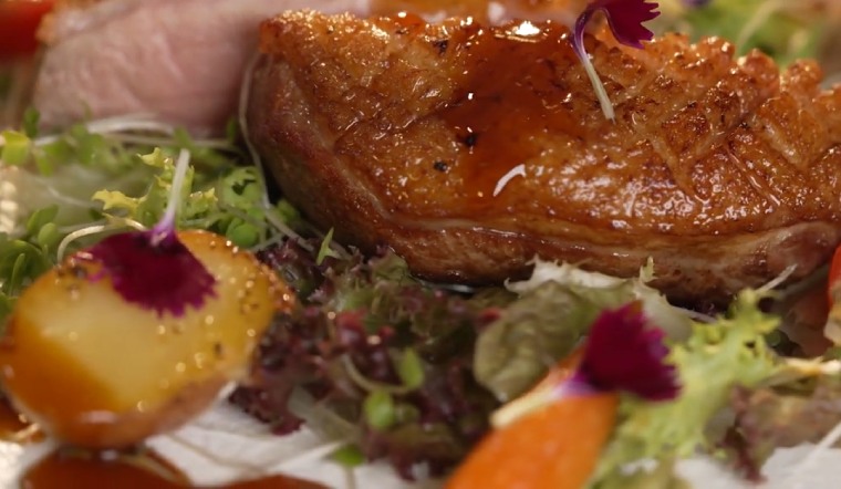 How to make pan-fried duck breast with delicious tamarind sauce