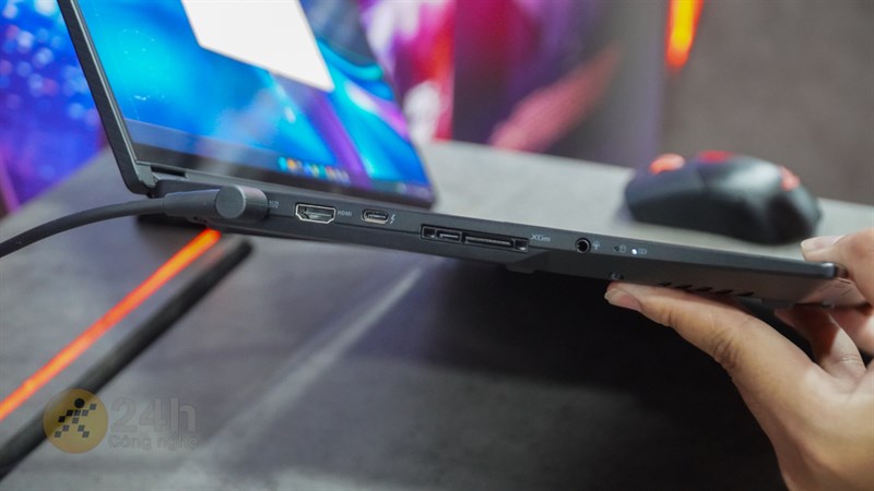 Cạnh trái của ASUS ROG Flow X16 Cạnh trái của ASUS ROG Flow X16