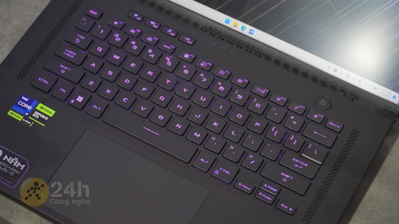 ASUS ROG Zephyrus M16 2023 được trang bị bàn phím tenkeyless và có hệ thống đèn nền LED RGB dưới bàn phím