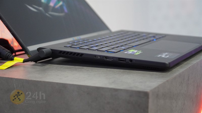 Cạnh trái của ASUS ROG Zephyrus M16 2023