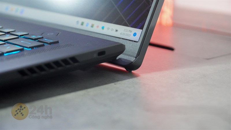 ASUS ROG Zephyrus M16 2023 còn được thiết kế bản lề ErgoLift xịn sò