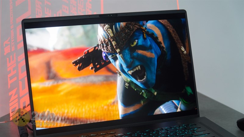 Độ phủ màu cao và đạt chuẩn ROG Nebula HDR nên màn hình ASUS ROG Zephyrus M16 2023 sẽ khiến bạn 'đắm chìm' trong những thước phim sắc nét