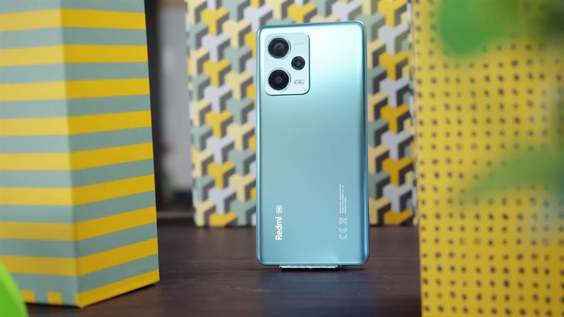 Redmi Note 12 Pro+ sở hữu một vẻ ngoài sang trọng và rất khác biệt so với thế hệ tiền nhiệm.