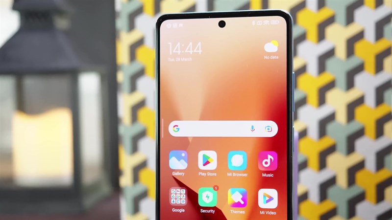 Trung tâm của Note 12 Pro+ là màn hình AMOLED Flow 6.67 inch độ phân giải Full HD+ và tốc độ làm tươi 120 Hz.