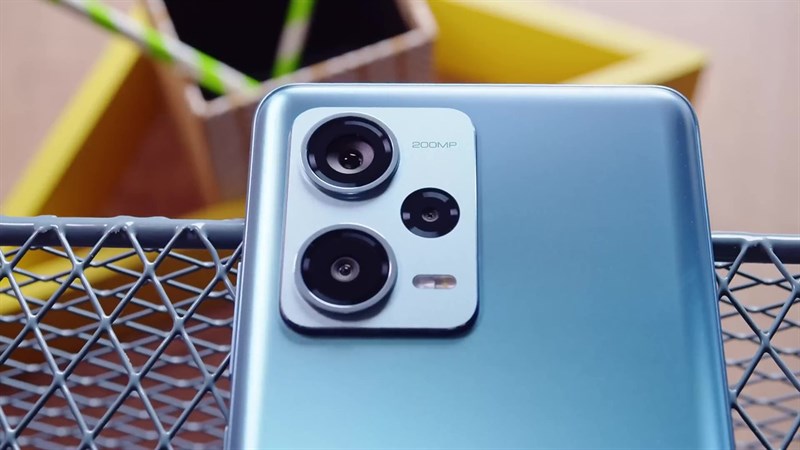 Điểm khác biệt chính của Xiaomi Redmi Note 12 Pro+ so với phiên bản Pro tiêu chuẩn là thiết kế mặt lưng bằng kính cong nhẹ.