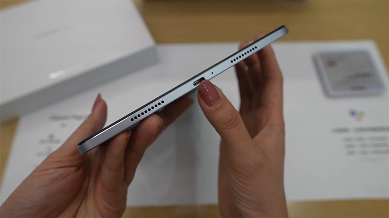 Cạnh dưới chứa 2 dải loa và cổng sạc USB-C