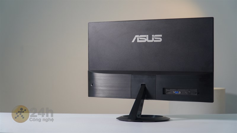 Mặt lưng của màn hình ASUS VZ24EHE-R cũng được làm phẳng phù hợp với phong cách set up gọn gàng ngày nay