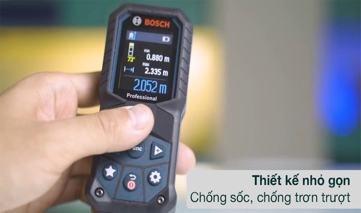 Máy đo khoảng cách laser Bosch GLM 50-23 G có thiết kế nhỏ gọn.
