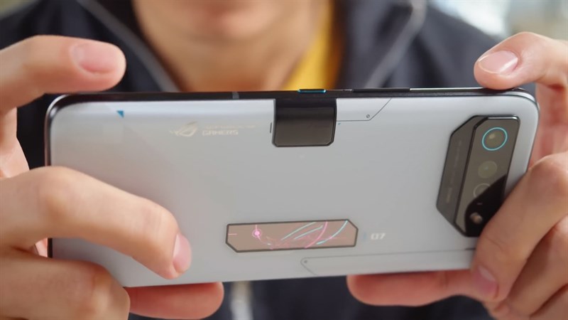 ROG Phone 7 Ultimate sở hữu ngoại hình đẹp mắt cùng khung viền bền bỉ ROG Phone 7 Ultimate sở hữu ngoại hình đẹp mắt cùng khung viền bền bỉ
