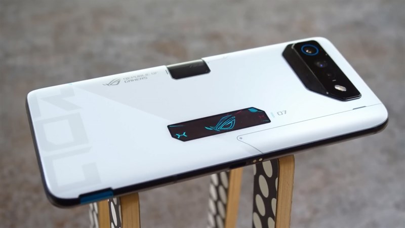 Mặt lưng của ROG Phone 7 Ultimate sử dụng chất liệu kính nhám Mặt lưng của ROG Phone 7 Ultimate sử dụng chất liệu kính nhám