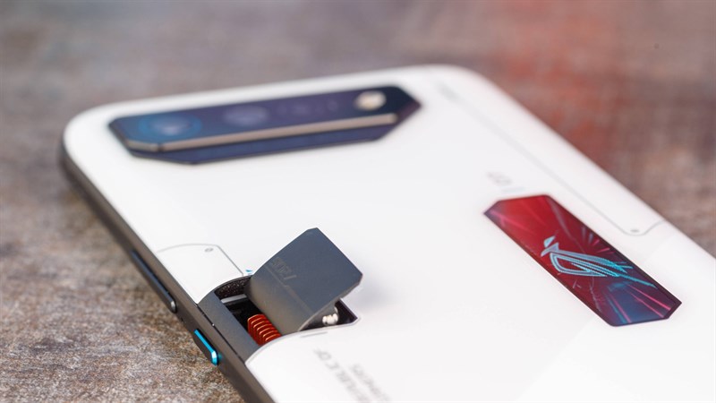 Cổng thoát nhiệt AeroActive Portal trên ROG Phone 7 Ultimate giúp thiết bị có thể kết nối với sò lạnh AeroActive 7 Cổng thoát nhiệt AeroActive Portal trên ROG Phone 7 Ultimate giúp thiết bị có thể kết nối với sò lạnh AeroActive 7