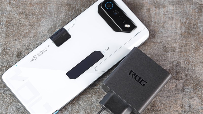 ROG Phone 7 Ultimate hỗ trợ sạc nhanh 67 W ROG Phone 7 Ultimate hỗ trợ sạc nhanh 67 W