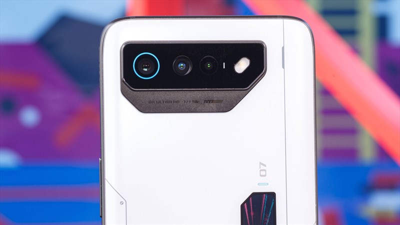 ROG Phone 7 Ultime được trang bị ba camera với thông số không thay đổi so với trước đây ROG Phone 7 Ultime được trang bị ba camera với thông số không thay đổi so với trước đây