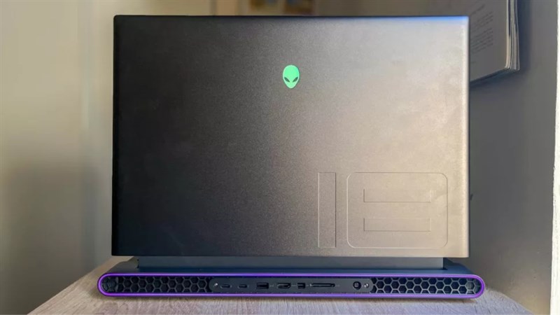 Cạnh sau của Alienware m18 R1.