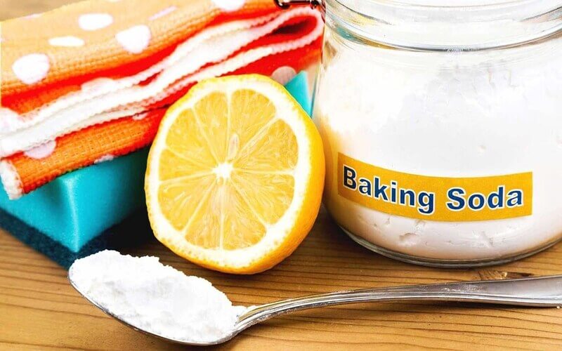 Tẩy mốc quần áo màu bằng bột baking soda và chanh tươi