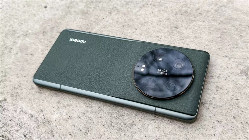Mặt lưng Xiaomi 13 Ultra cực kỳ nổi bật với cụm camera lớn