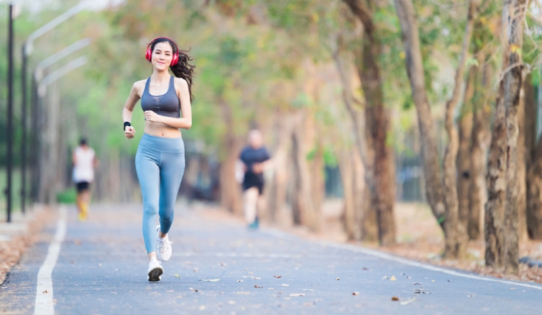 Có nên vừa chạy bộ vừa nghe nhạc? Lợi ích và tác hại thường gặp