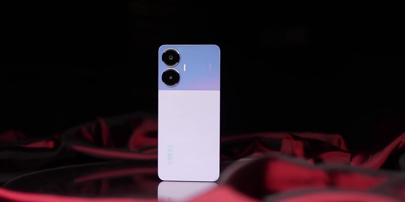 Phần còn lại của mặt lưng vẫn được làm bóng nhẹ nhưng đi kèm với một lớp phủ mờ. Phần còn lại của mặt lưng vẫn được làm bóng nhẹ nhưng đi kèm với một lớp phủ mờ.