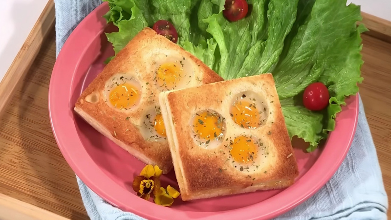 How to make a nutritious mayonnaise quail egg sandwich for the morning