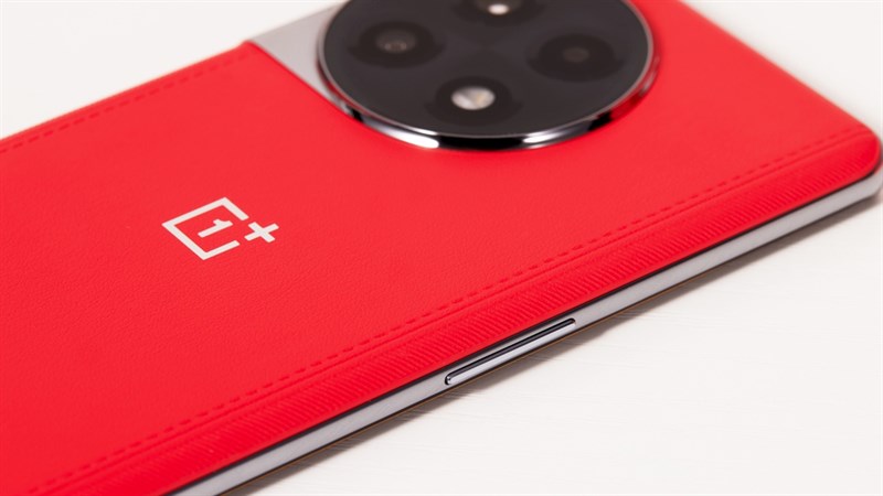 OnePlus Ace 2 Xiangling Edition có mặt lưng da cùng các họa tiết đường khâu trẻ trung, năng động