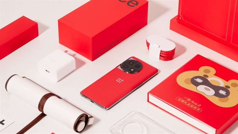 OnePlus Ace 2 Xiangling Edition còn được đi kèm thêm ốp lưng và bộ sạc 100 W