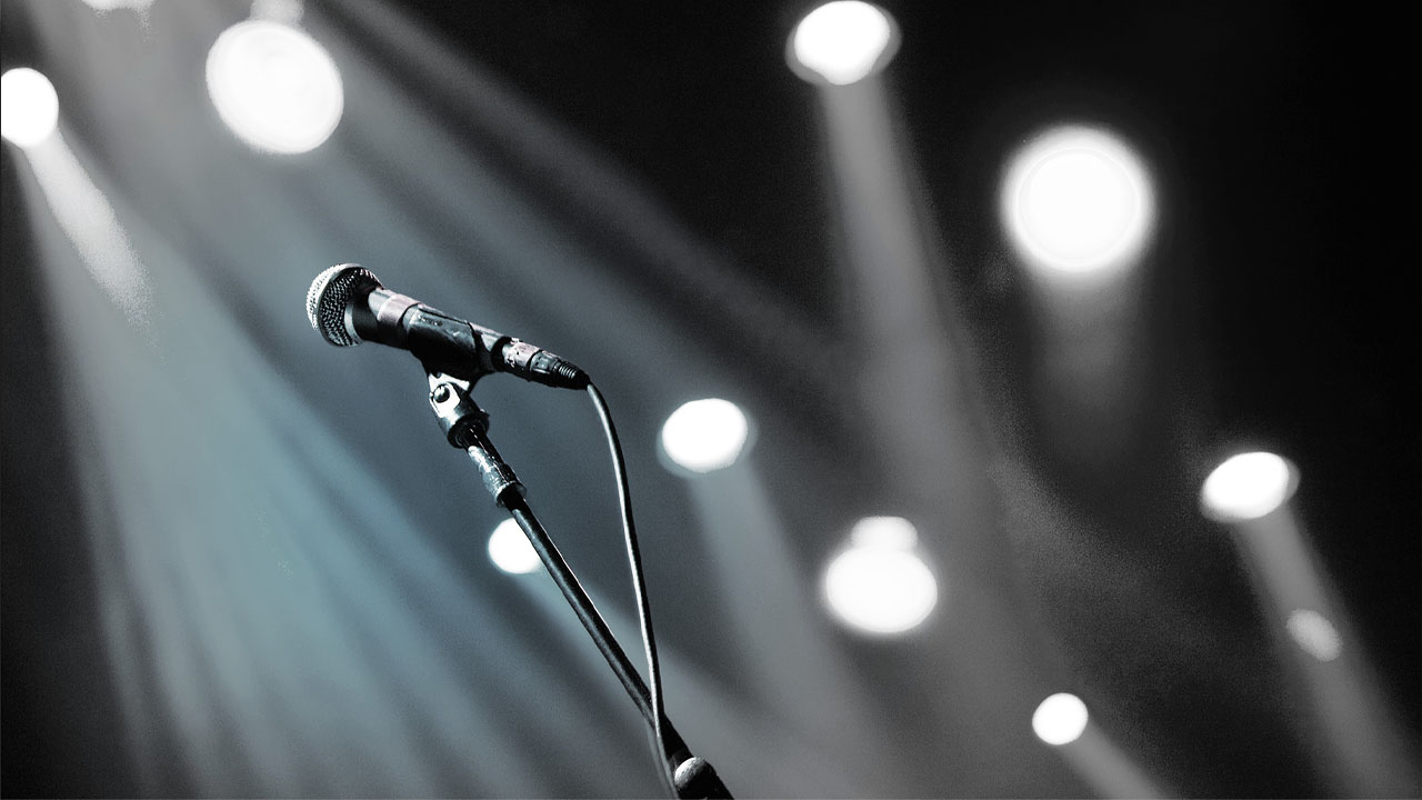 Micro Shure có rất nhiều ưu điểm như thiết kế đẹp, chống hú tốt, lọc âm chuẩn và độ nhạy tốt