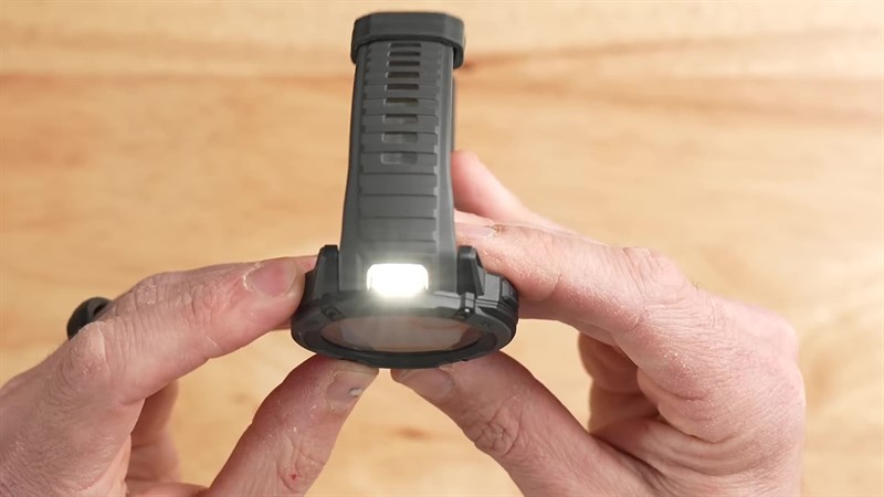 Garmin Instinct 2X Solar còn được trang bị một đèn led lớn ở cạnh trên Garmin Instinct 2X Solar còn được trang bị một đèn led lớn ở cạnh trên