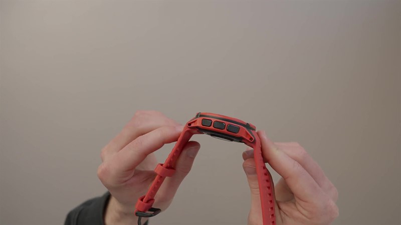 Cạnh trái Garmin Instinct 2X Solar. Cạnh trái Garmin Instinct 2X Solar.