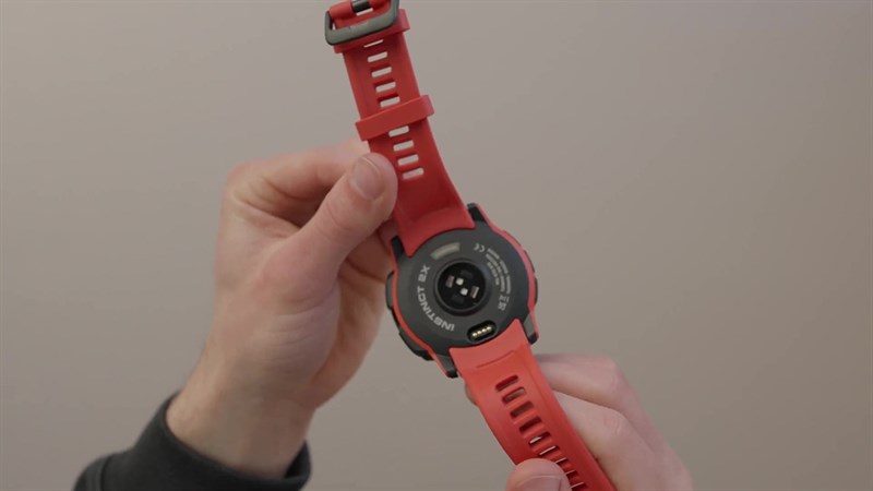 Mặt lưng của Garmin Instinct 2X Solar. Mặt lưng của Garmin Instinct 2X Solar.