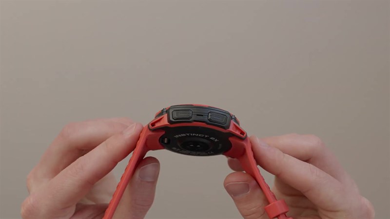 Cạnh phải của Garmin Instinct 2X Solar. Cạnh phải của Garmin Instinct 2X Solar.